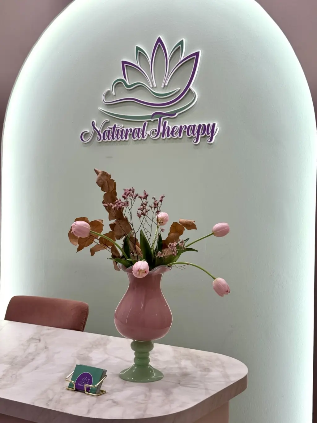 Ο χώρος υποδοχής του Natural Therapy στα Ιωάννινα